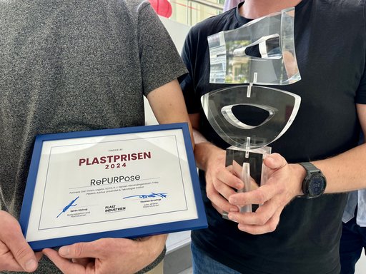 Plastprisen is a prize awarded every year by Plastindustrien to pay tribute to extraordinary achievements in the plastics industry. This year, the prize has been awarded to the Skrydstrup research group at iNANO, and the rest of the RePURpose consortium.