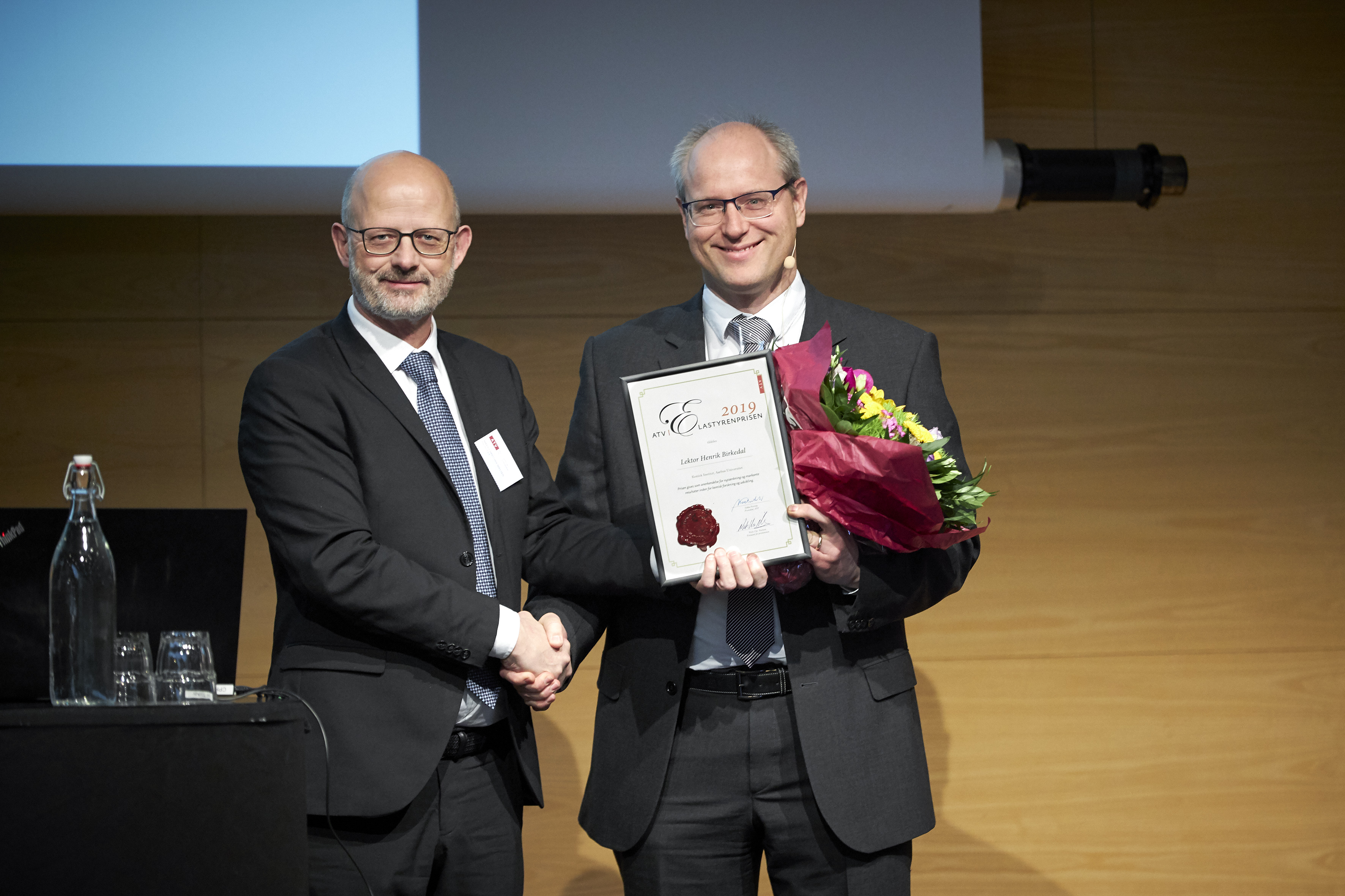 Chairman of the price committee Niels Chr. Nielsen has handed over the Danish polymer price - ATV | Elastyrenprisen, DKK 100,000, for Associate Professor Henrik Birkedal, INANO and Department of Chemistry at Aarhus University. Photo: Tom Jersø