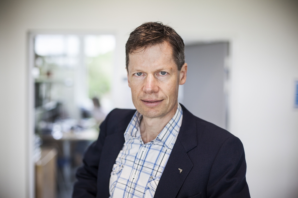 Daniel Otzen is heading a collaborative project with DKK 3.8 million from the Innovation Fund Denmark for combating COVID-19. Photo: Jesper Rais, AU.