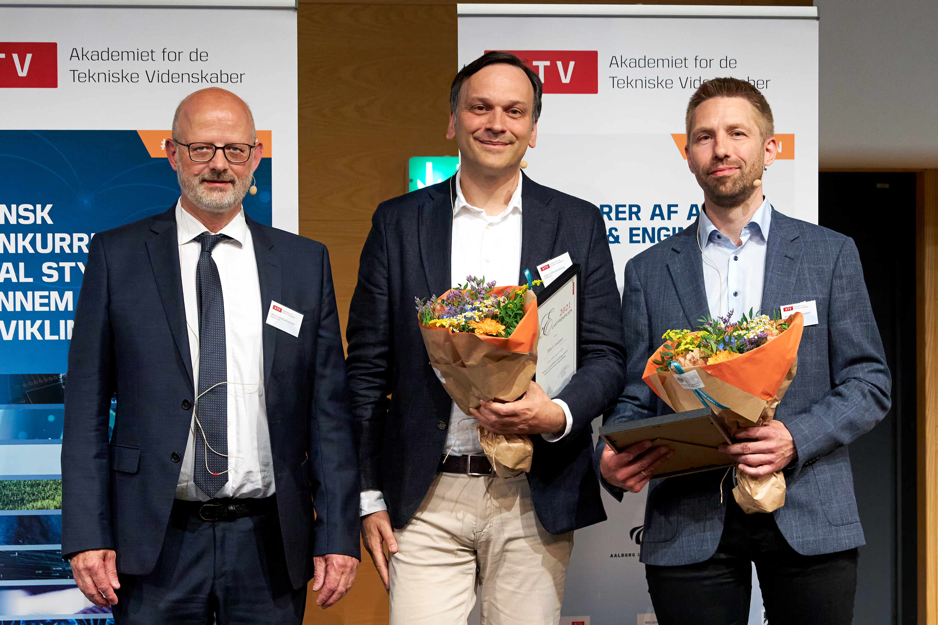 Associate Professor Ebbe S. Andersen, Interdisciplinary Nanoscience Center (iNANO) at Aarhus University has received the Danish polymer Prize - ATV | Elastyrenprisen 2021. Chairman of the Prize committee Niels Chr. Nielsen also handed over the prize to As