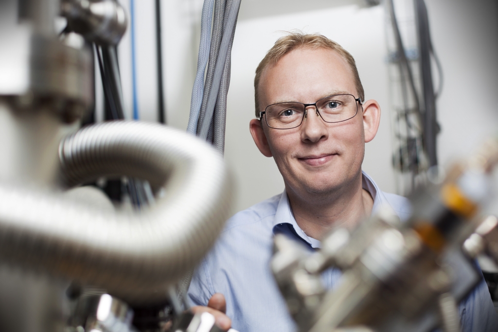 Jeppe Vang Lauritsen receives the Berzelius Award. (Photo: Lars Kruse, AU Photo)