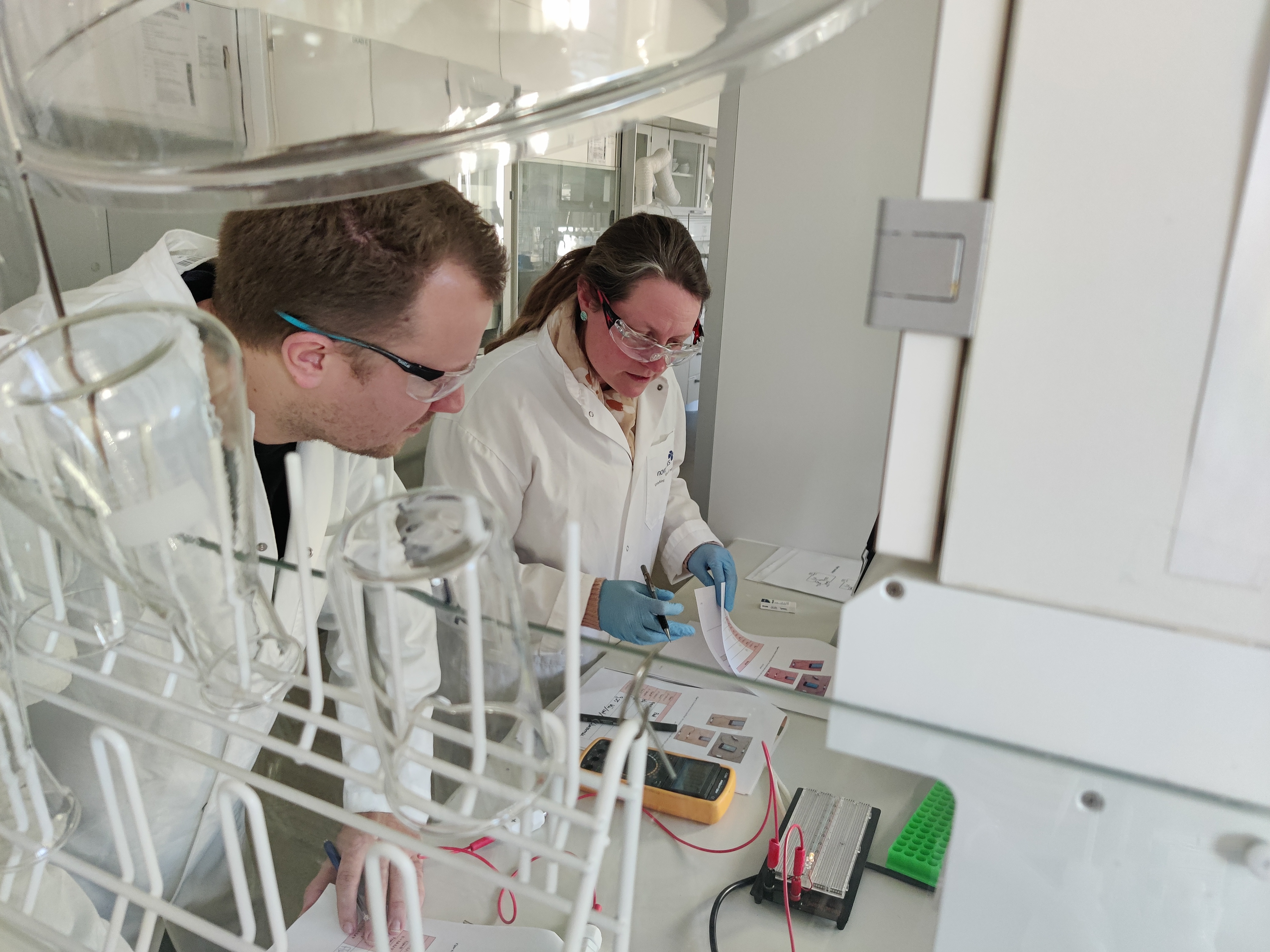 Here, a chemistry and a physics teacher work together to make a Li-ion battery at Department of Chemistry at one of the afternoon workshops. Photo: Jacob Laust Hviid